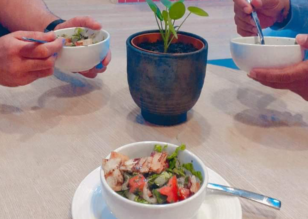 Drie kommetjes met salade tijdens de wijklunch