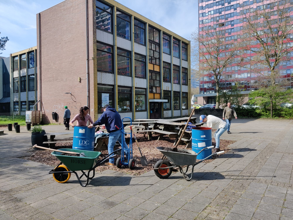 Groengroep aan het werk op 't Ontmoetingsplein