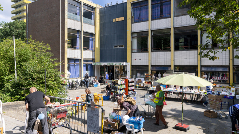 Het terrein buiten voor de Weggeefwinkel