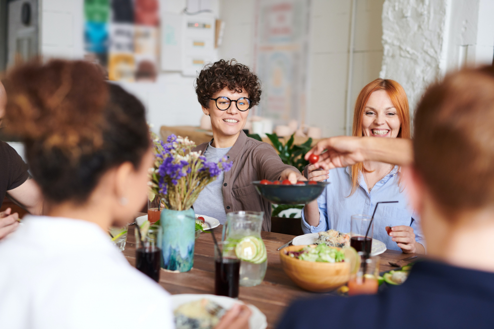 Vrouwen aan tafel die samen kletsen