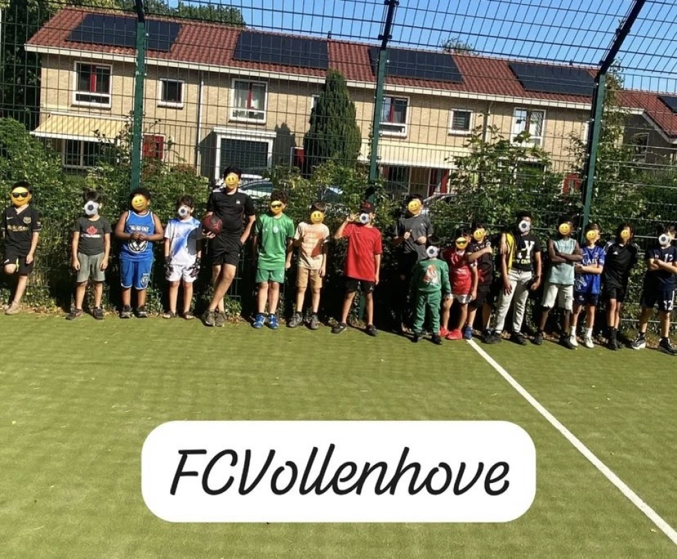 Jongeren van FC Vollenhove op een veldje
