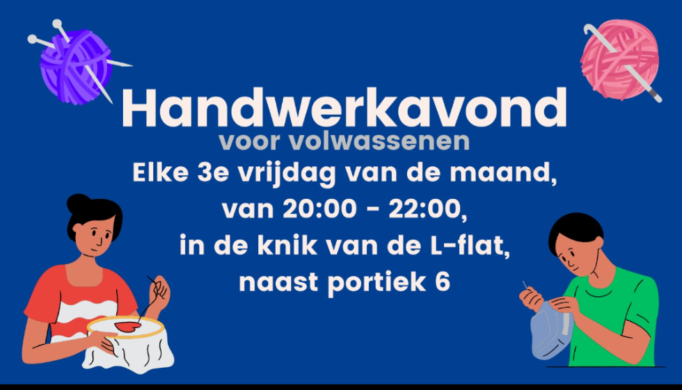 Donkerblauwe flyer voor de handwerkavond. Op de flyer staan verschillende illustraties van bollen wol en van personen die aan het haken/breien zijn. Ook staat er een tekst op met alle praktische informatie zoals datum, tijden en locatie.