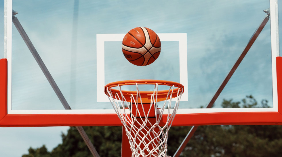 Basketbal net met bal die er in valt