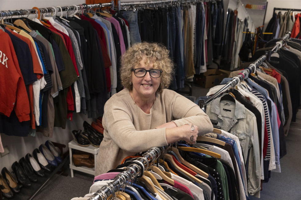 Marischka Verbeek bij de kleding-afdeling in de Weggeefwinkel