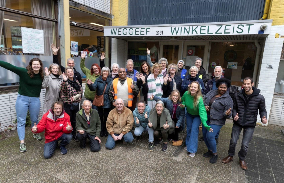 Medewerkers van De Weggeefwinkel voor de winkel