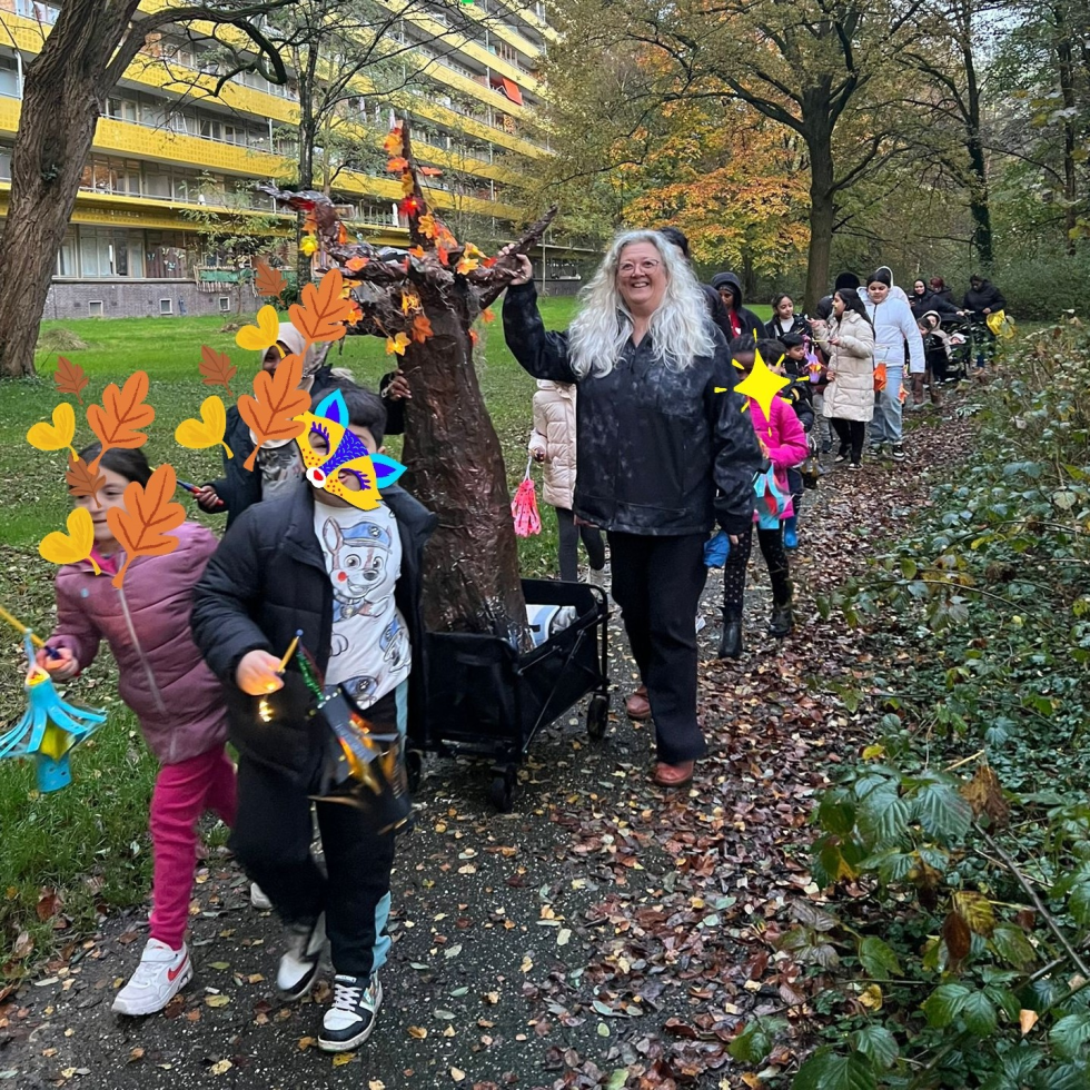 Foto van kinderen uit de wijk die de lampionnentocht lopen