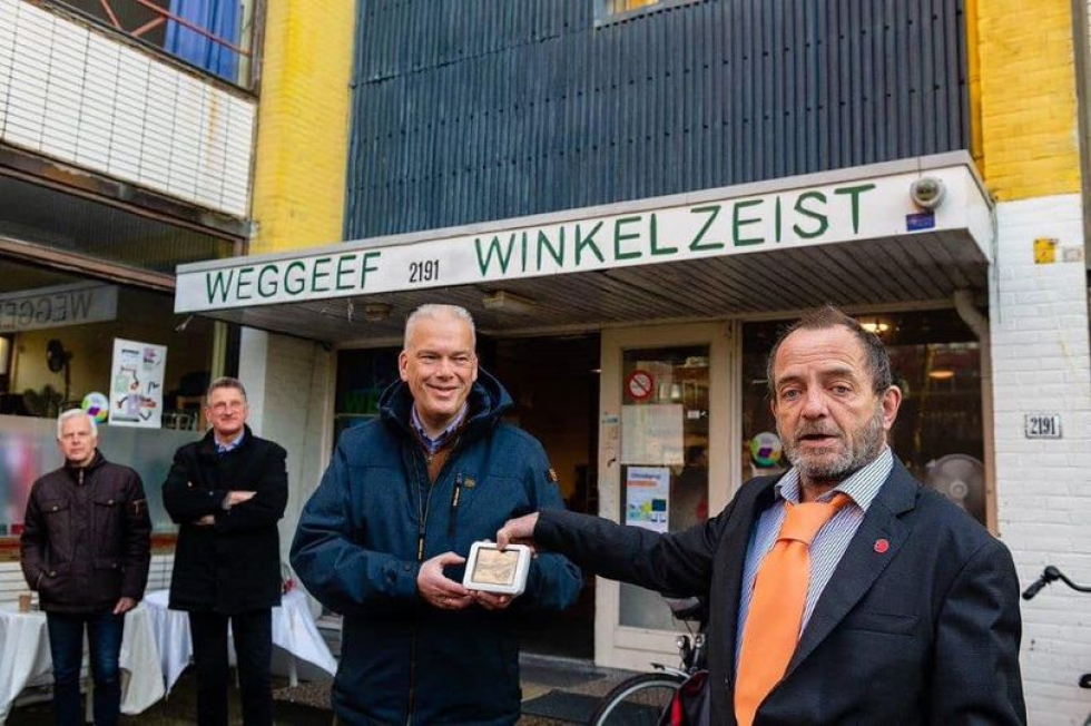 Wethouder Wouter Catsburg en Jantje Paasman tijdens de opening