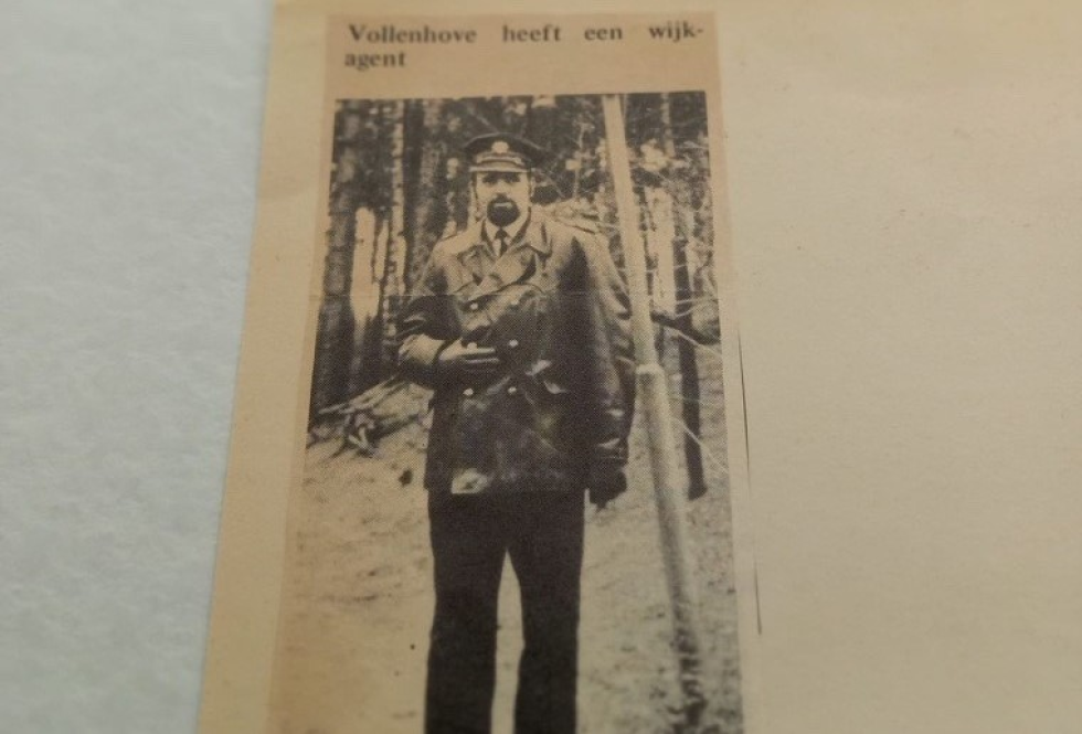 Krantenknipsel met een foto van oud-wijkagent Anko Schreuder