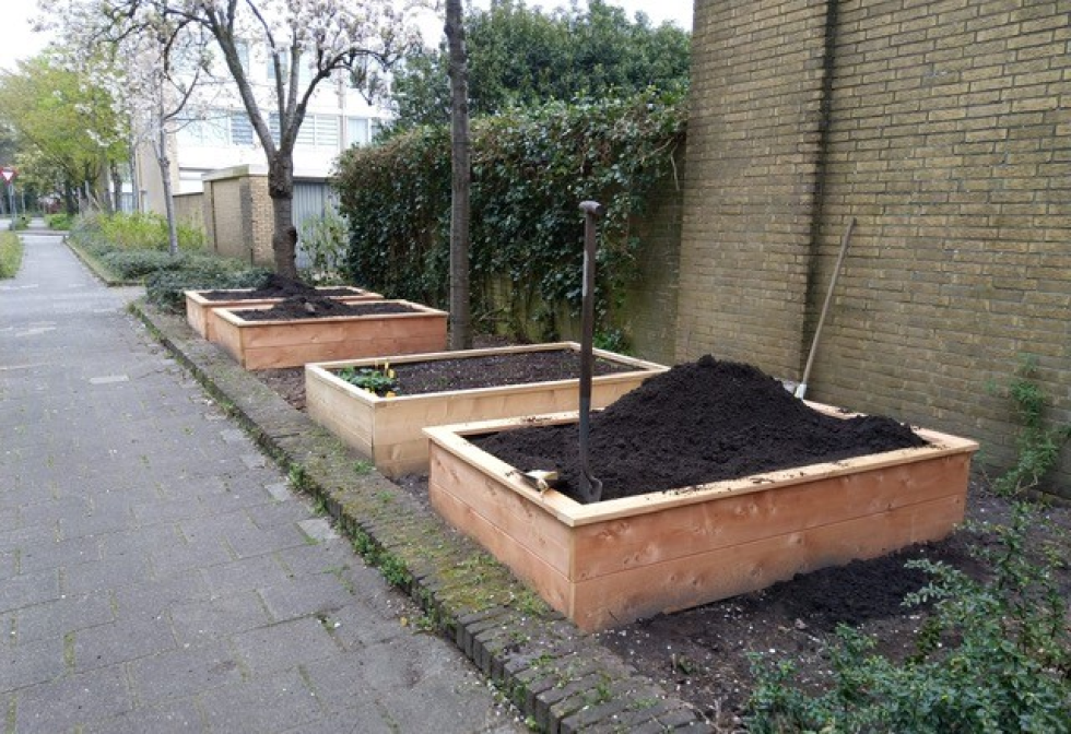Drie moestuinbakken gevuld met aarde