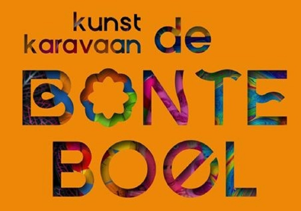 Het logo van Kunstkaravaan de Bonte Boel tegen een oranje achtergrond