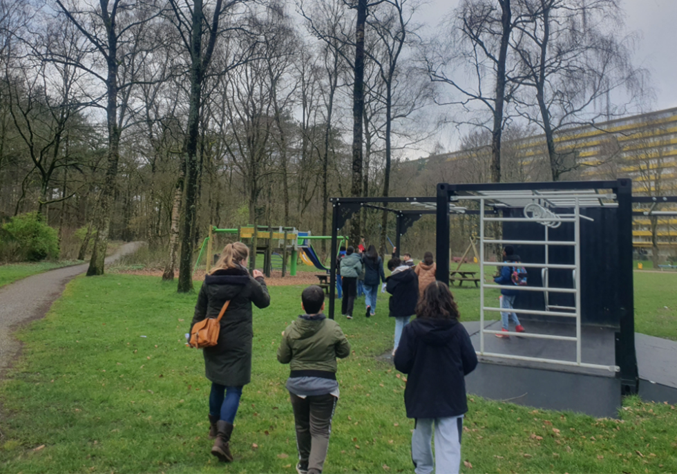 kinderen bij speeltoestellen in het park