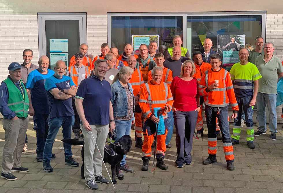 Groep bewoners tijdens de schoonmaakactie