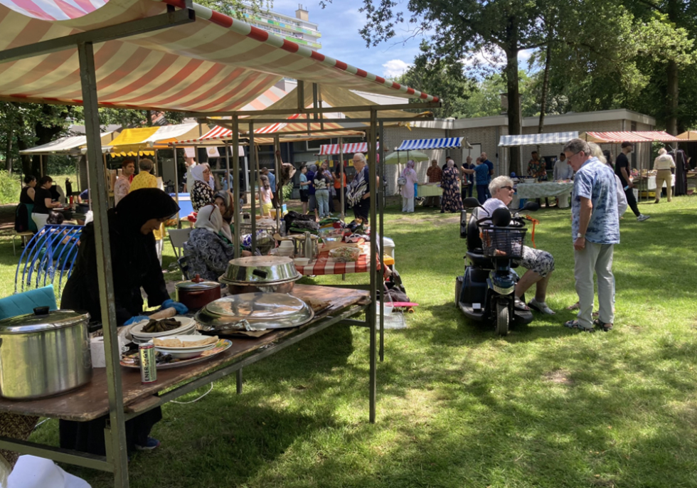 Kraampjes en bewoners in park Vollenhove tijdens het buurtfeest