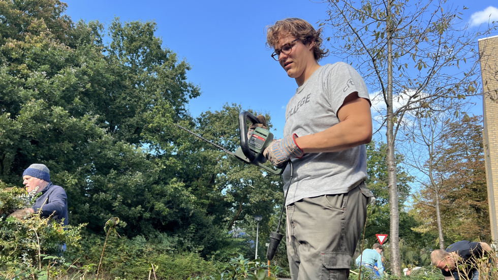 Bewoner Sander aan het werk in de Voedselbosrand