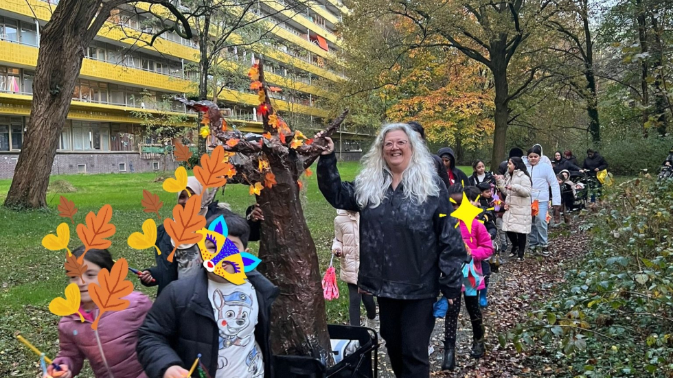 Veel kinderen lopen in Bospark Vollenhove samen met een vrijwilliger