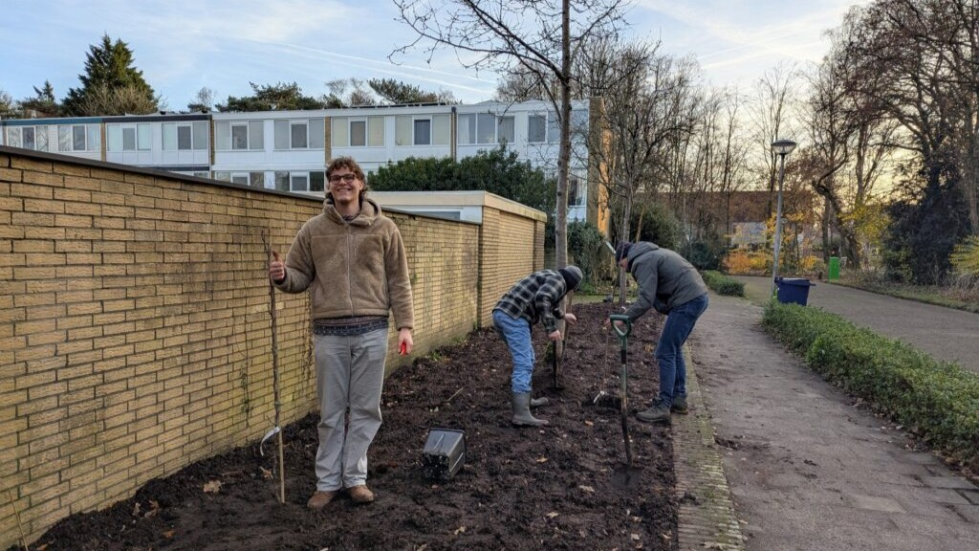 Bewoner Sander staat trots in de tuin aan de Fröbellaan