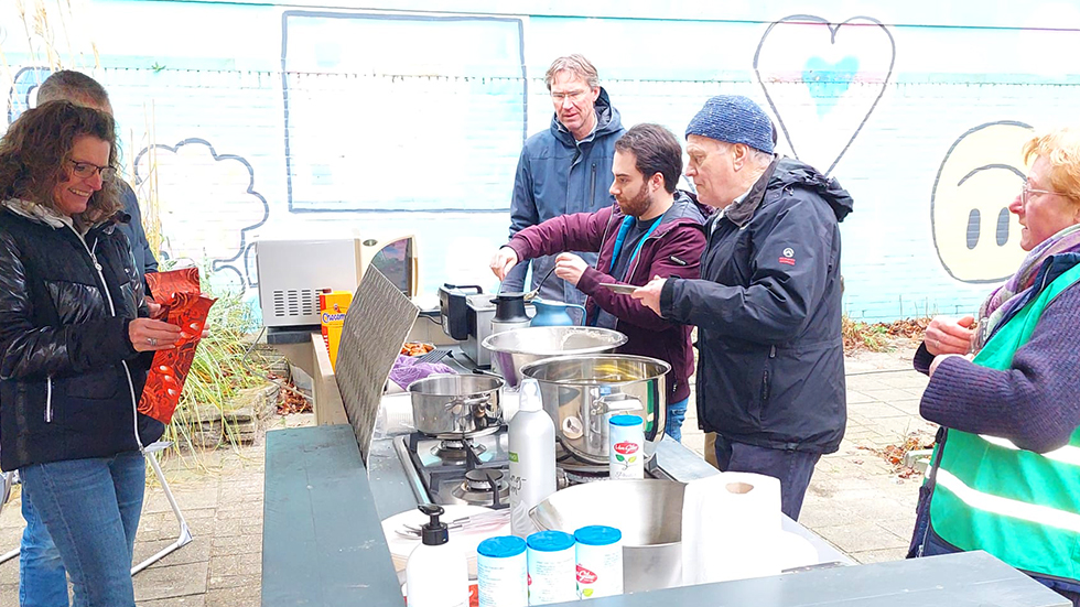 Oliebollen worden gebakken op de buitenkeuken op 't Ontmoetingsplein in Vollenhove