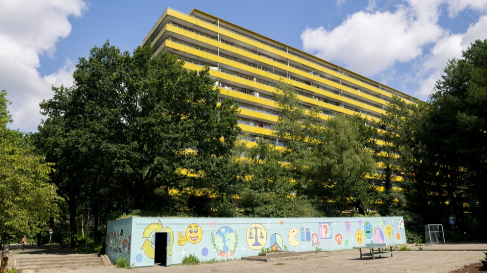 Foto van het ontmoetingsplein met de L-flat op de achtergrond