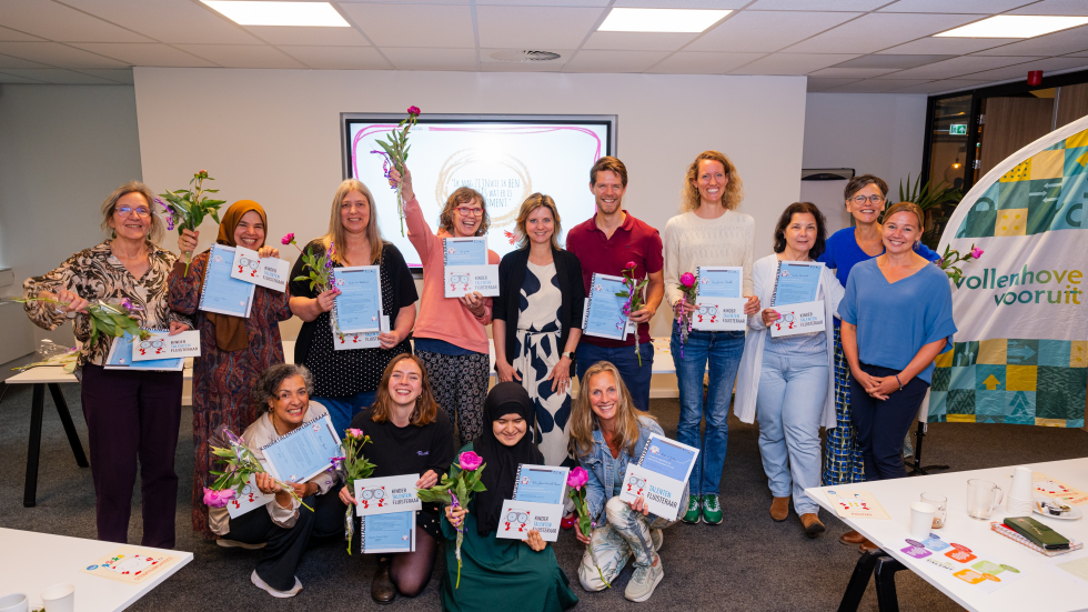 Een foto van alle deelnemers met hun diploma in handen