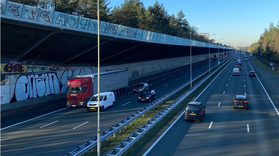 Foto van de geluidswal op de A28