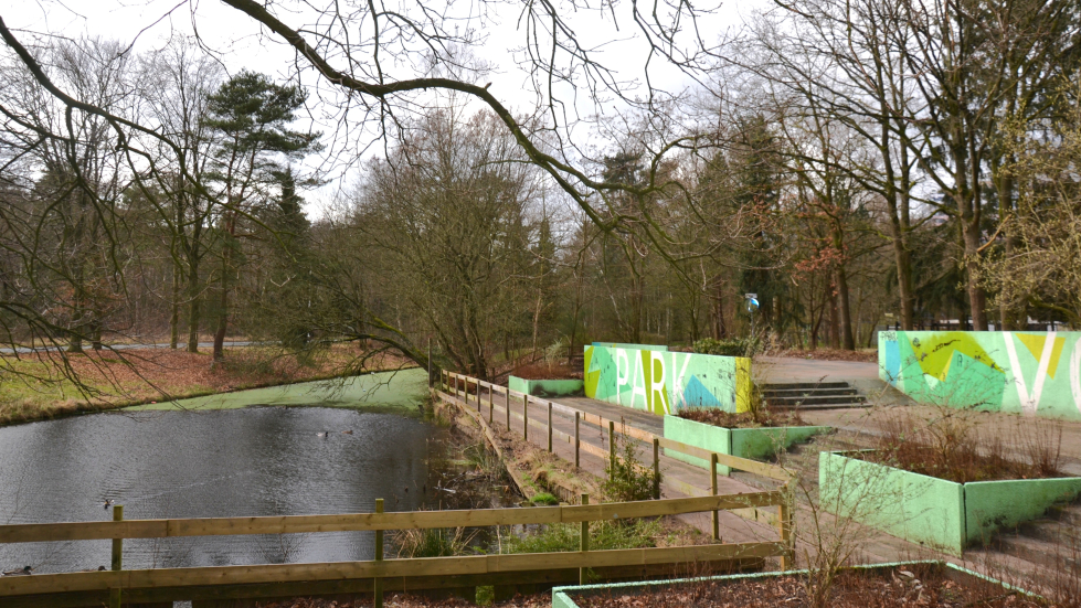 Foto van het water achter de knik van de L-flat
