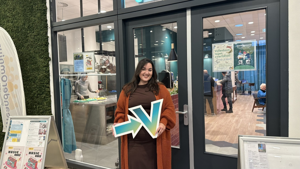 Foto van Selina voor 't Volle Hof met de pijl van Vollenhove Vooruit in haar handen