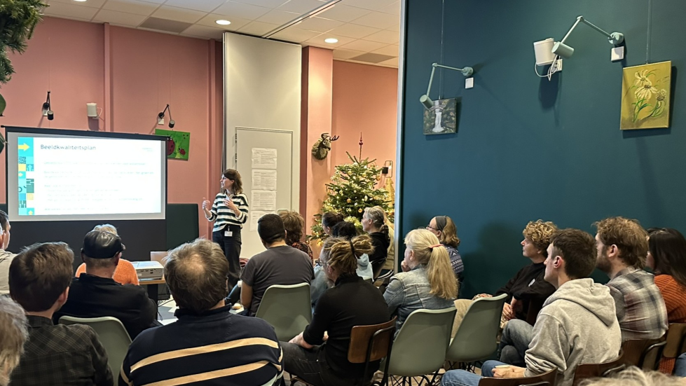 De groep in 't Volle Hof kijkt naar een presentatie