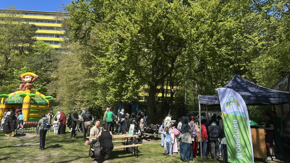 Het springkussen en een paar picknicktafels in bospark Vollenhove met veel bewoners